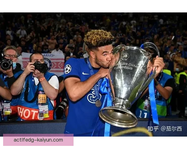 里斯·詹姆斯本赛季状态回暖，防守表现稳健